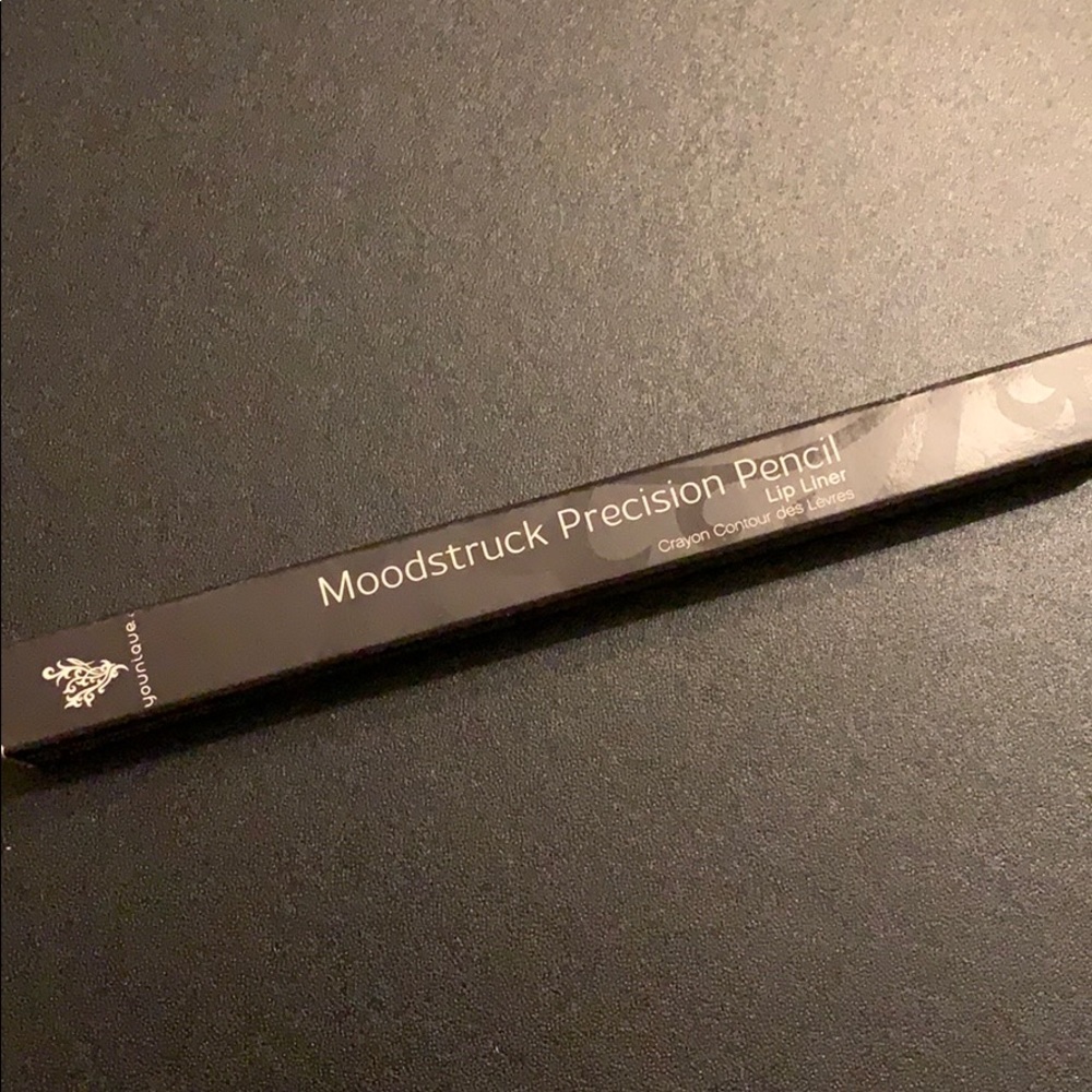 Unique Precision pencil lipliner